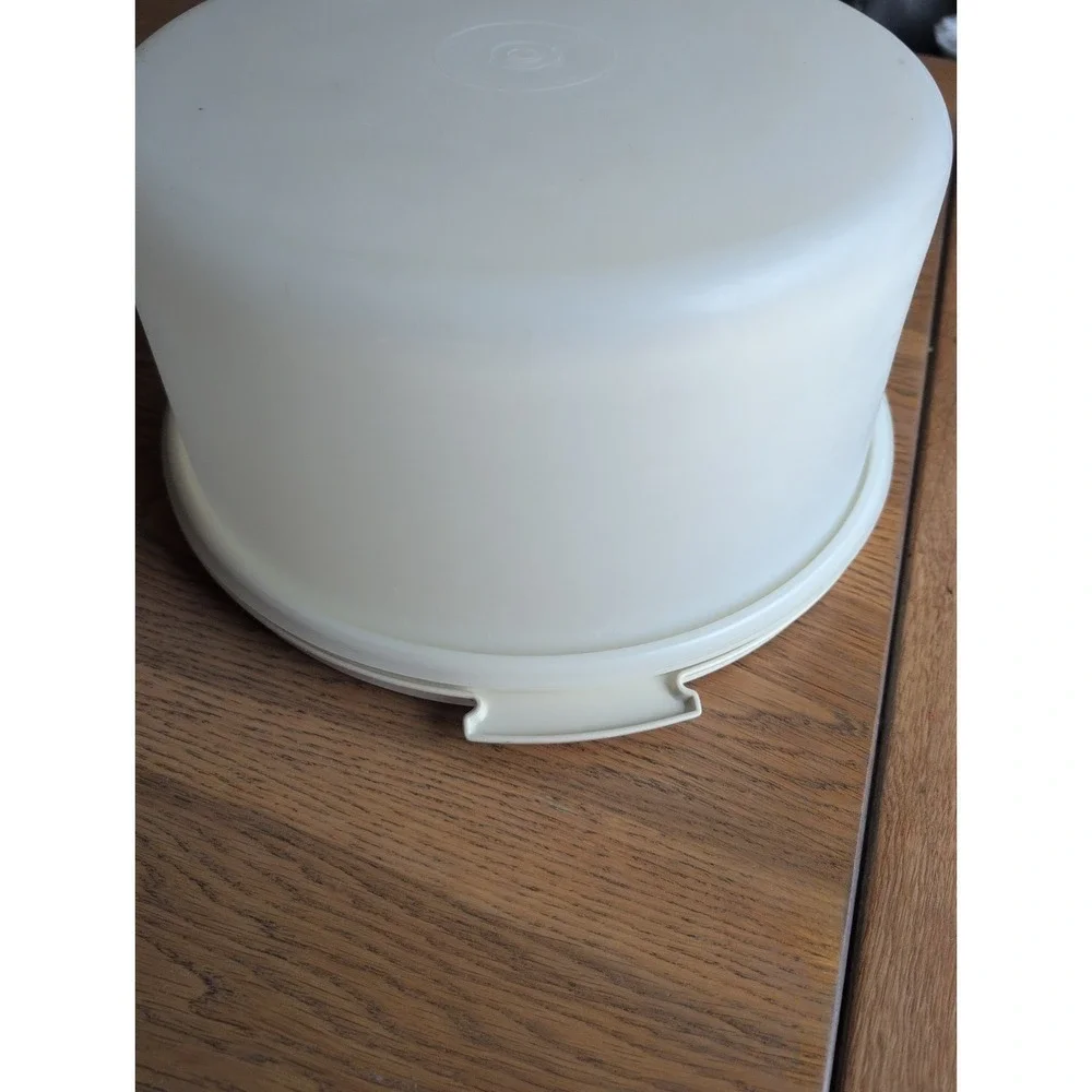 Tupperware #1256-6  Almond Colored Cake Taker Carrier 14